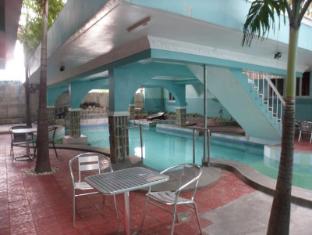 Hotel California Angeles / Clark - Swimming Pool